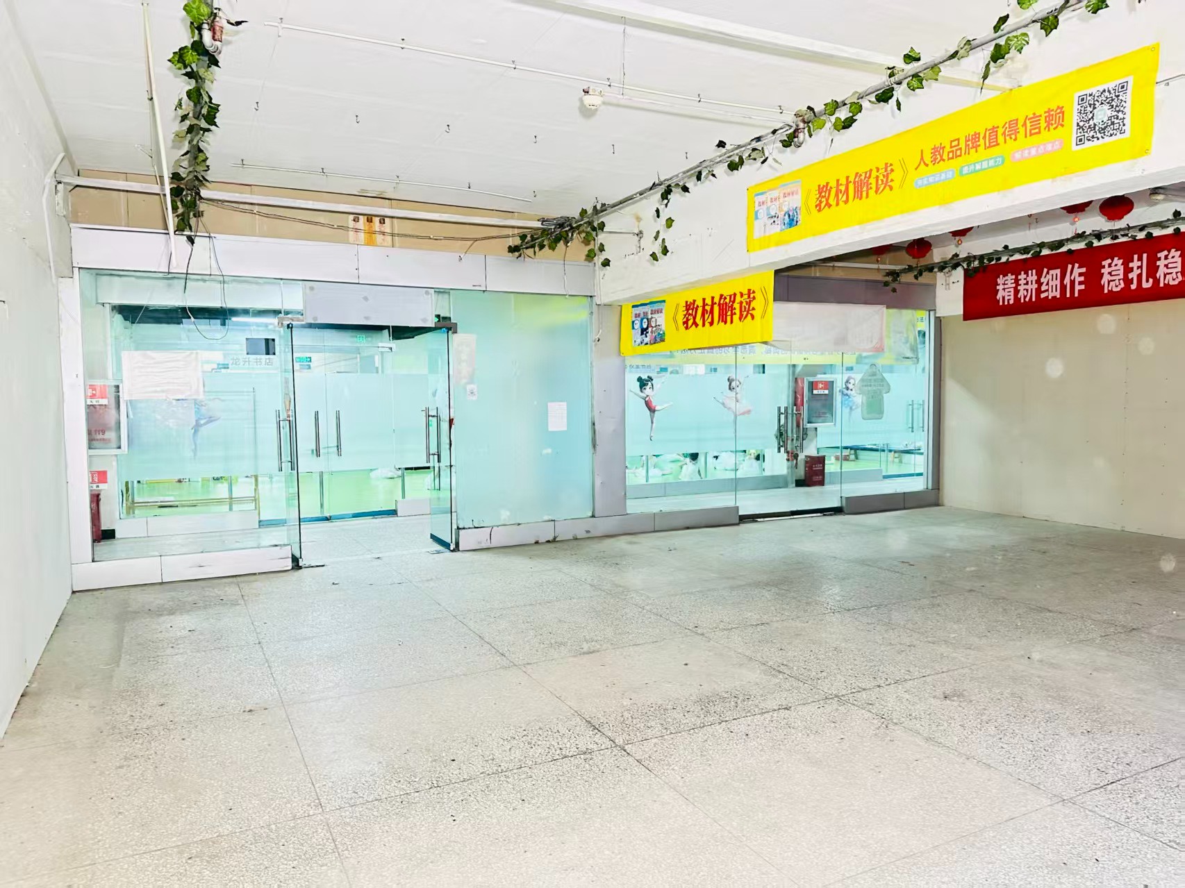 景华路提供写字楼、商铺、展示空间、直播间等多种面积选择，满足企业办公、研发、展示、运营等多元需求。